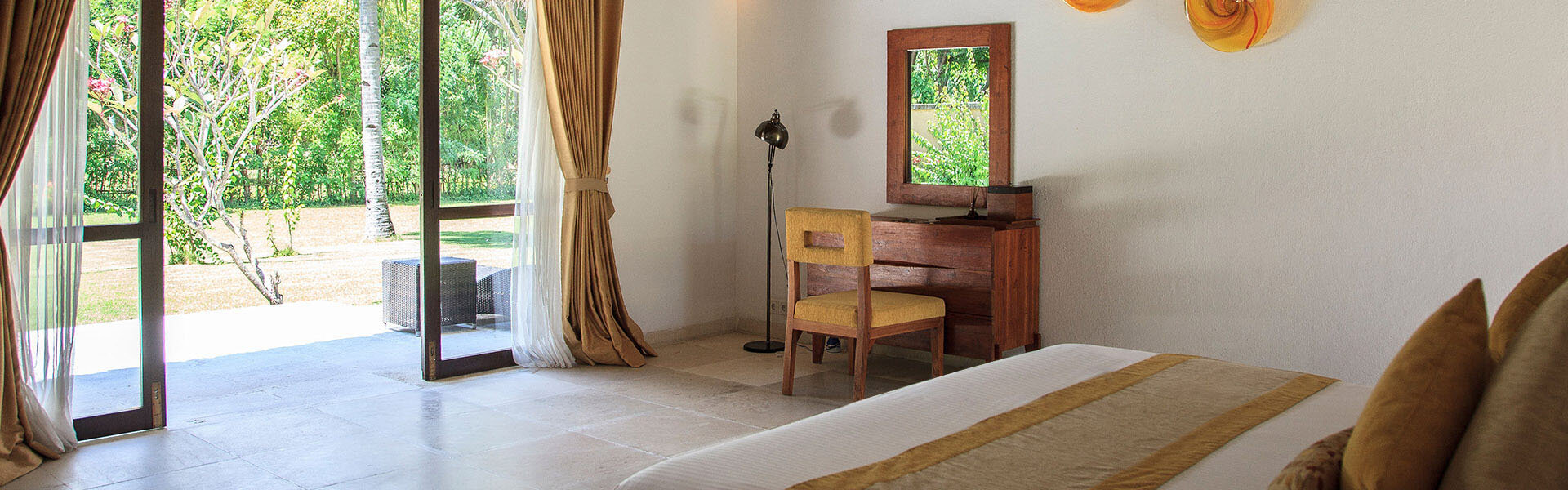 Villa Sepoi Sepoi - Yellow bedroom design